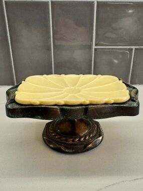 Vintage Carriage House Pedestal Soap Dish